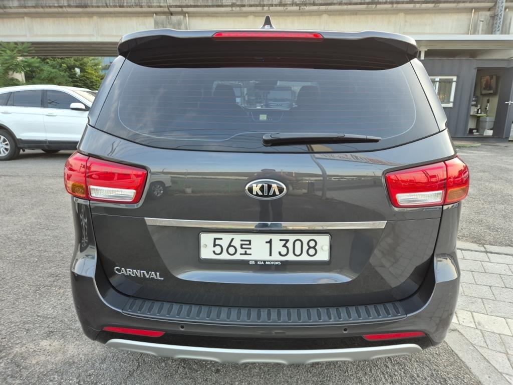 KIA Carnival - Vista 8