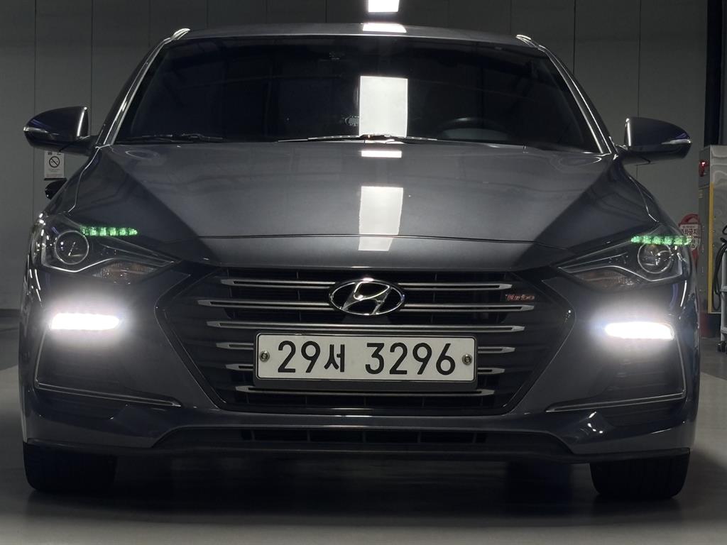HYUNDAI Avante - Vista 2