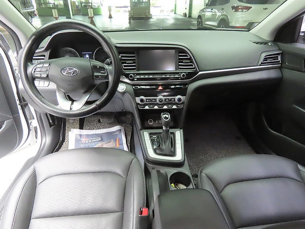 HYUNDAI Avante - Vista 10