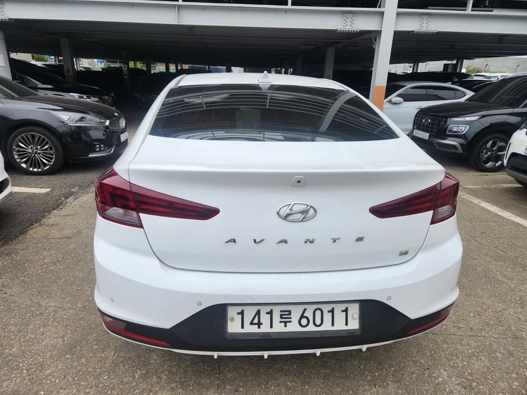 HYUNDAI Avante - Vista 2