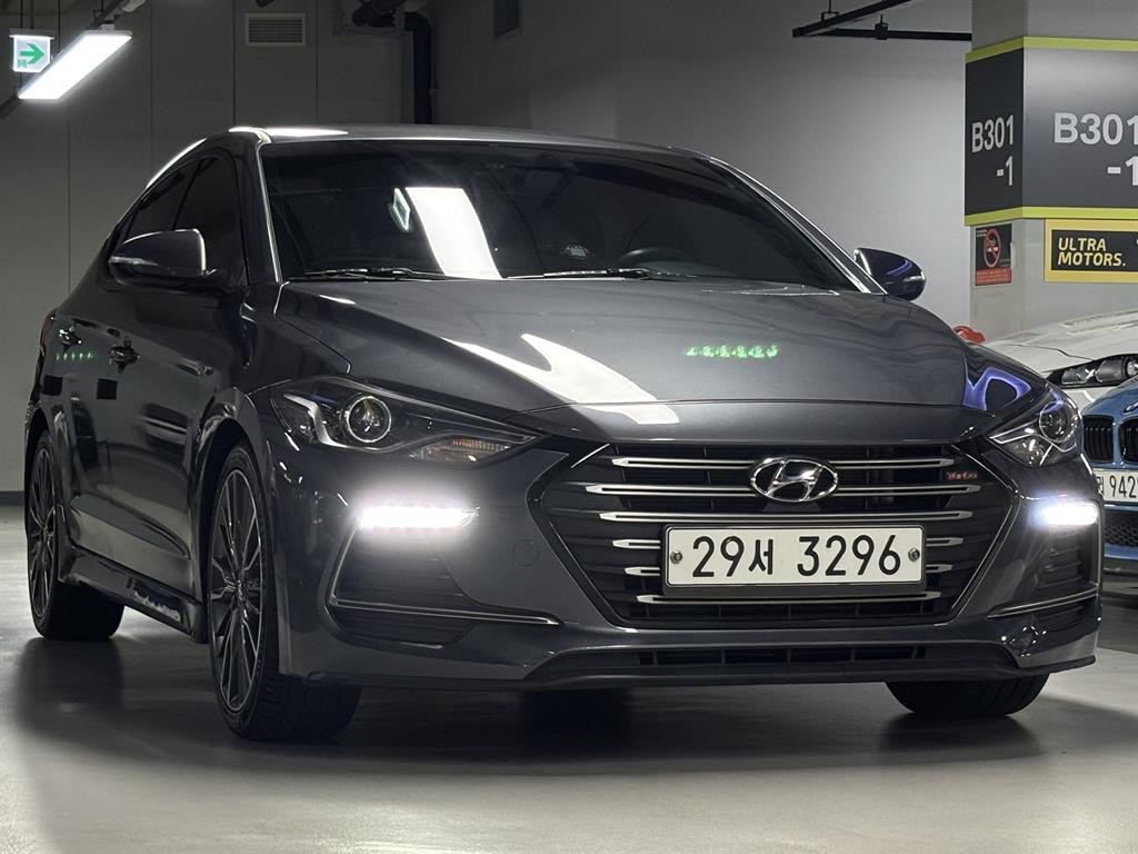 HYUNDAI Avante - Vista 3