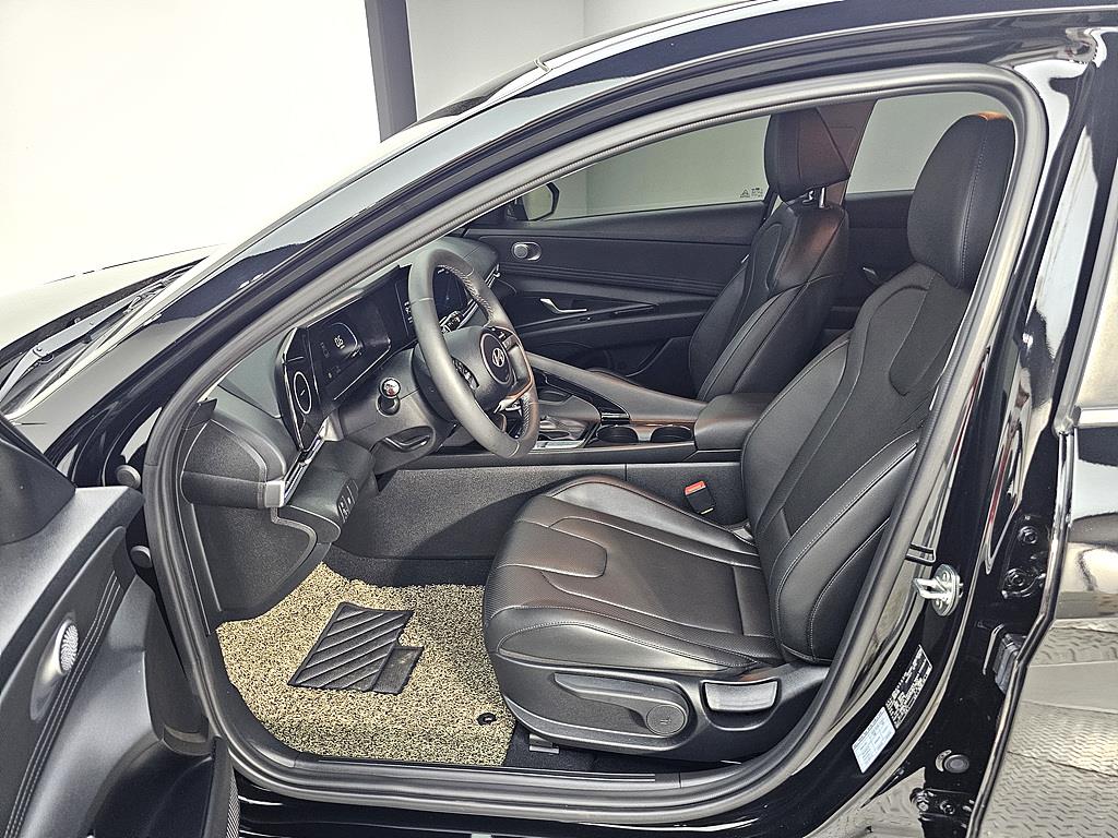 HYUNDAI Avante - Vista 10