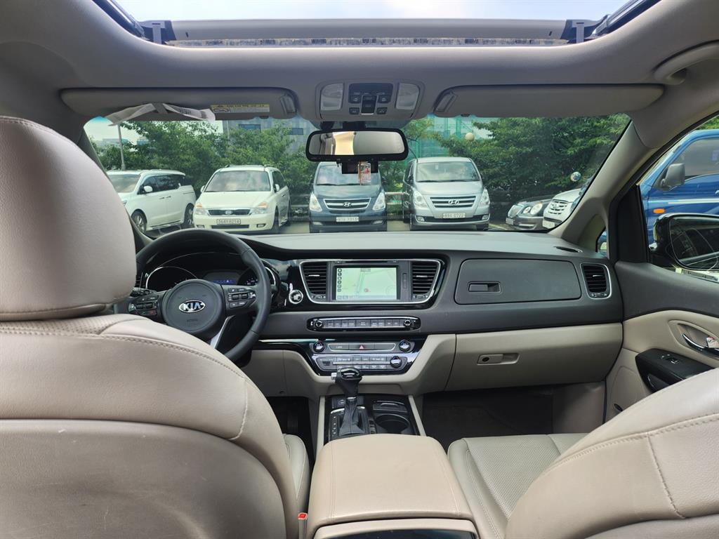 KIA Carnival - Vista 8