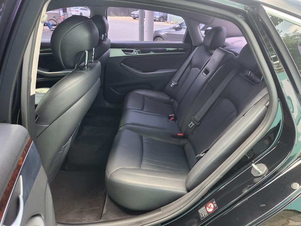 HYUNDAI Genesis - Vista 8