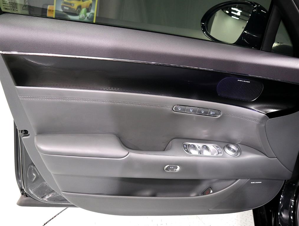 Genesis G90 - Vista 10