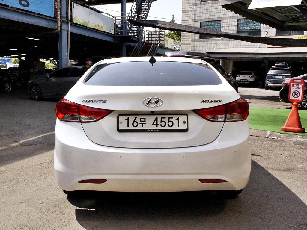 HYUNDAI Avante - Vista 3