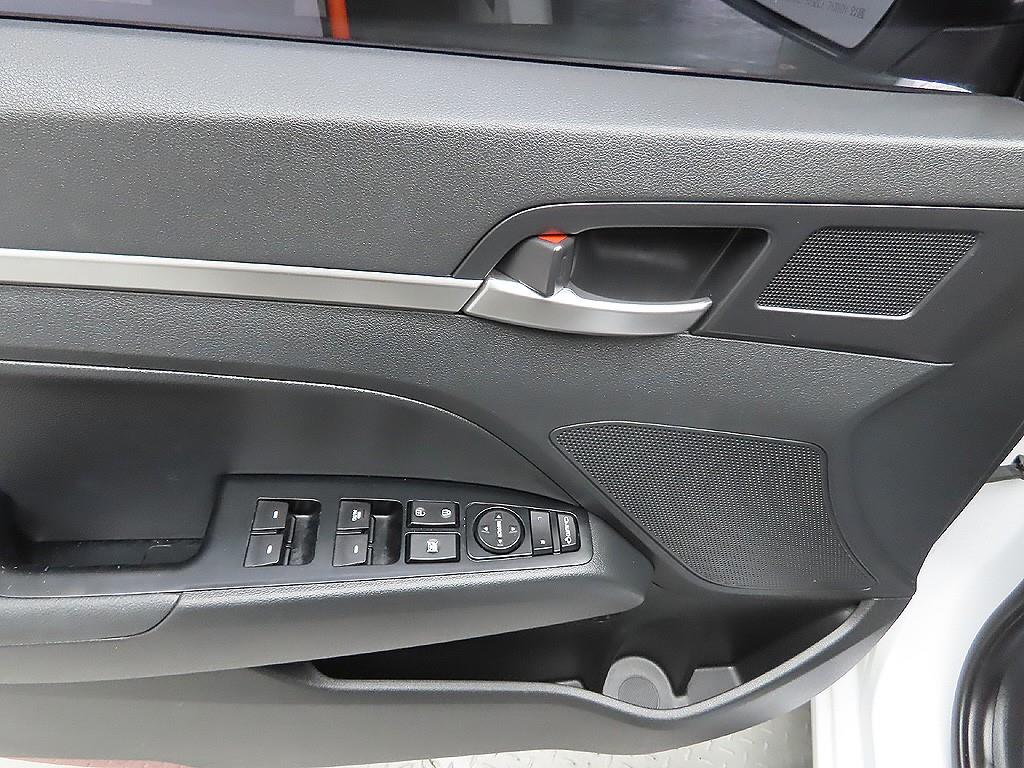 HYUNDAI Avante - Vista 11