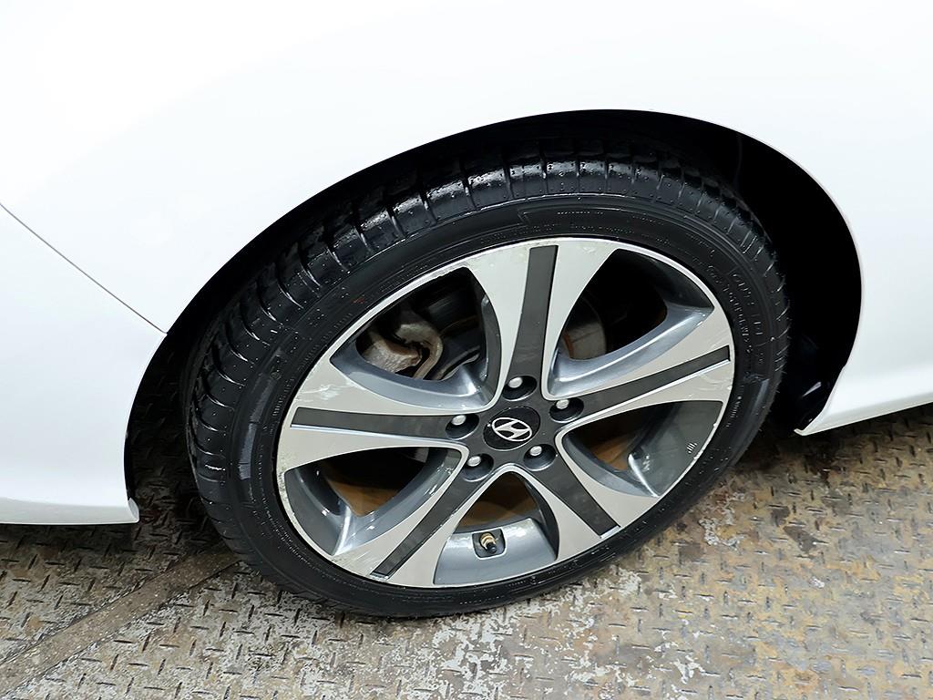 HYUNDAI Avante - Vista 9