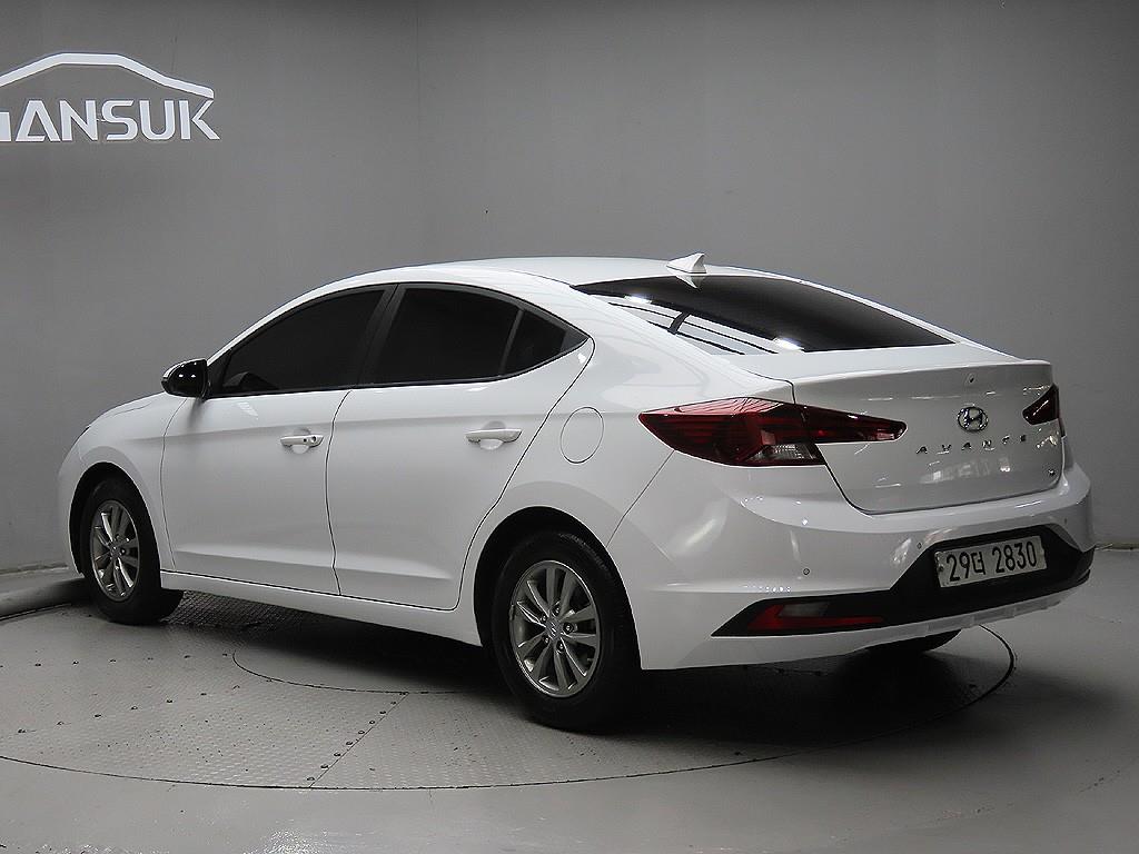 HYUNDAI Avante - Vista 3