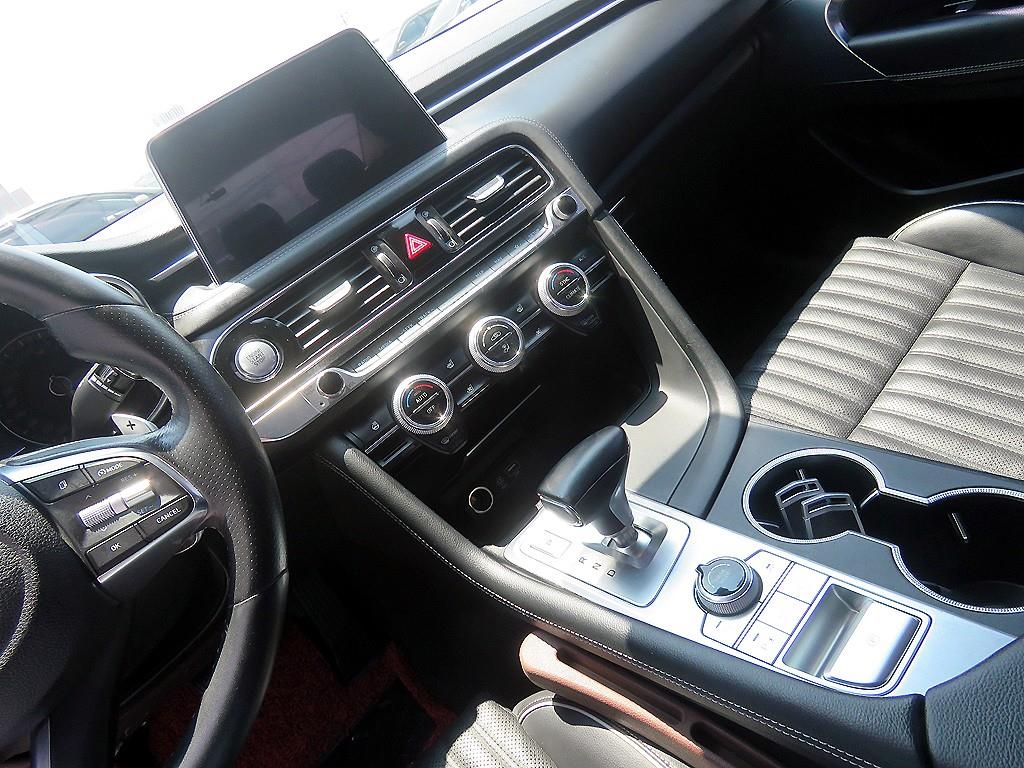 Genesis G70 - Vista 12
