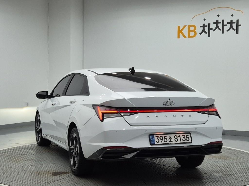 HYUNDAI Avante - Vista 3