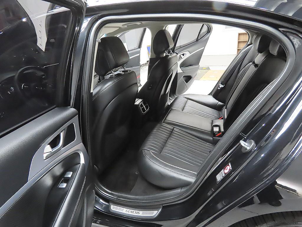 Genesis G70 - Vista 10