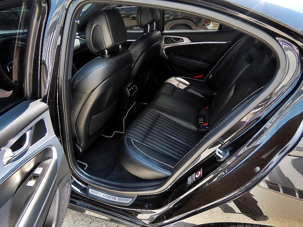 Genesis G70 - Vista 8