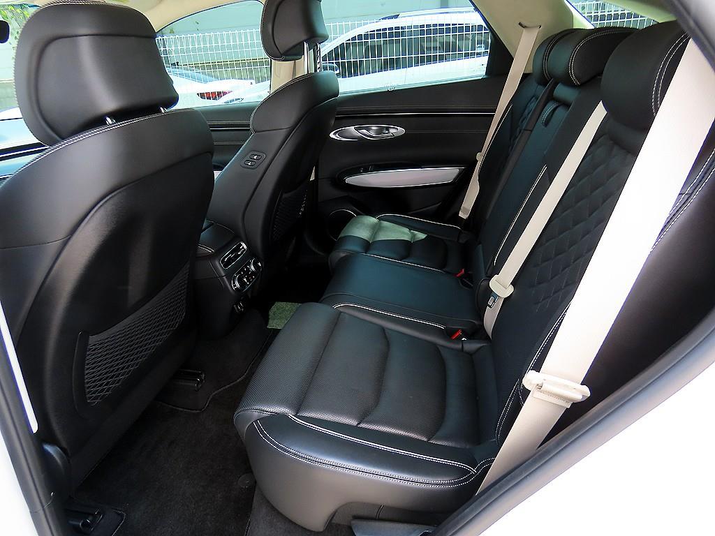 Genesis GV70 - Vista 8