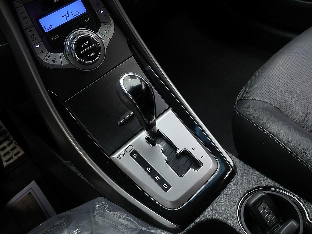 HYUNDAI Avante - Vista 12