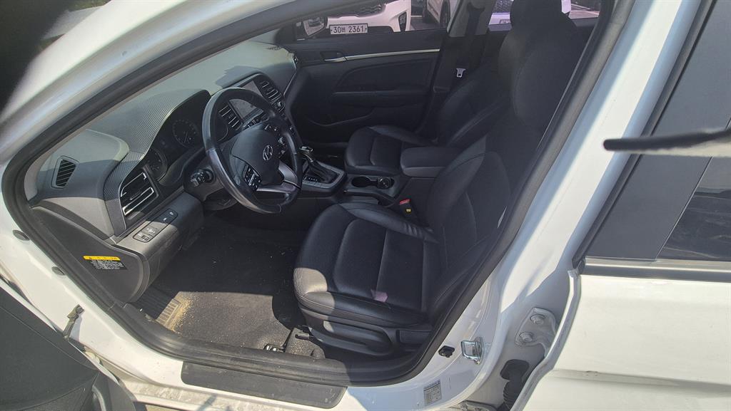 HYUNDAI Avante - Vista 12