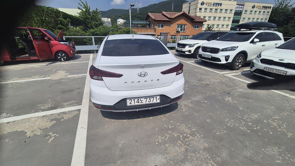 HYUNDAI Avante - Vista 2