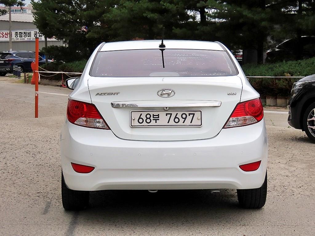 HYUNDAI Accent - Vista 6