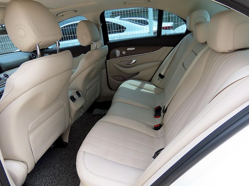 Mercedes Benz E class - Vista 8
