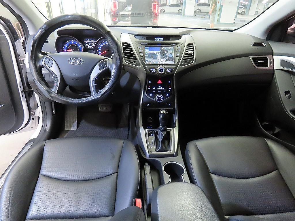 HYUNDAI Avante - Vista 12