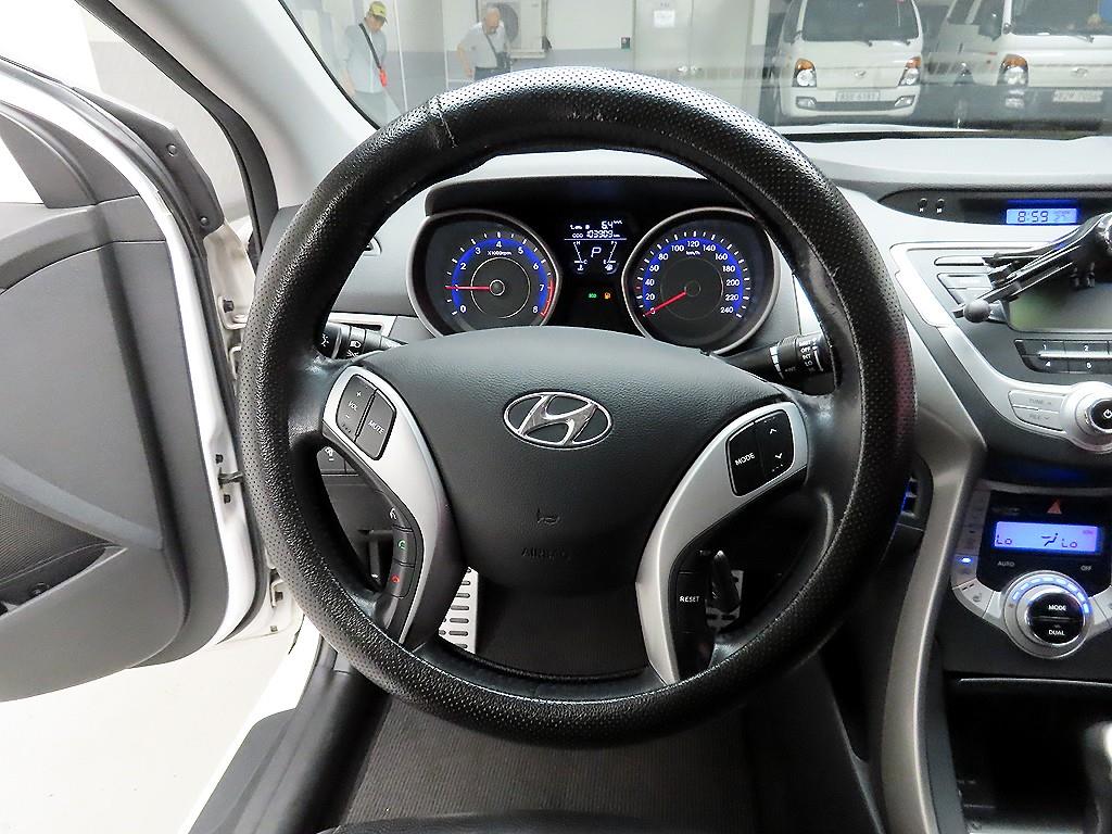 HYUNDAI Avante - Vista 9
