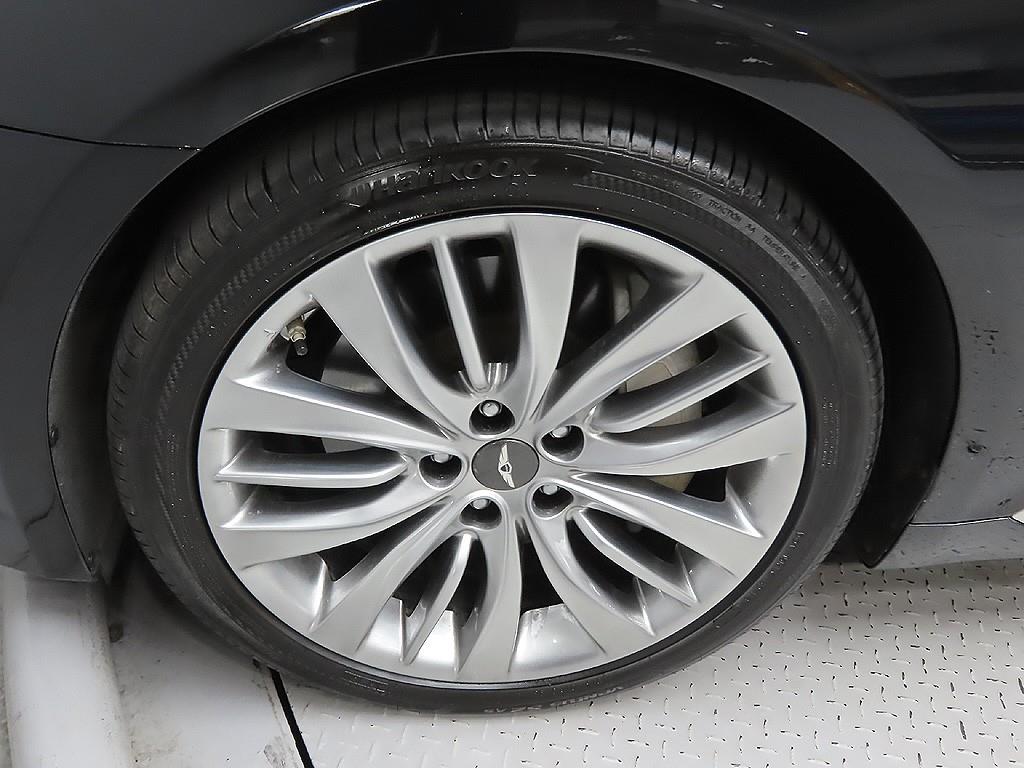 HYUNDAI Genesis - Vista 7