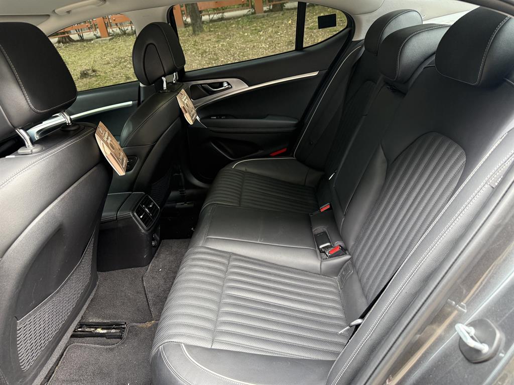 Genesis G70 - Vista 10