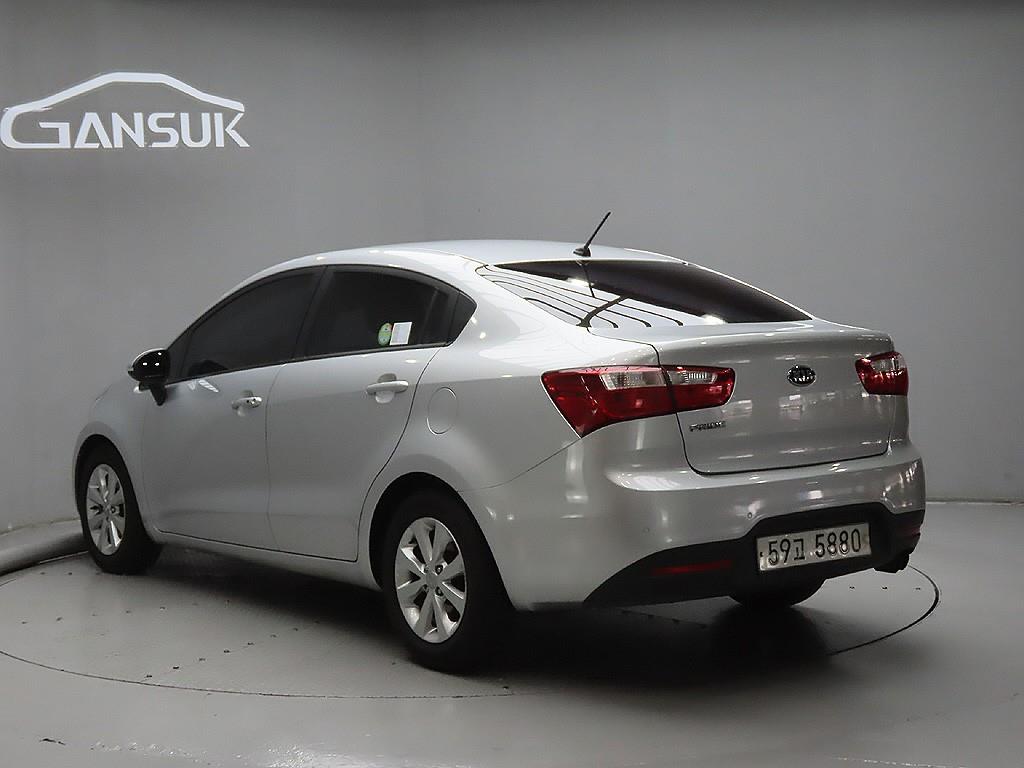KIA Pride - Vista 3