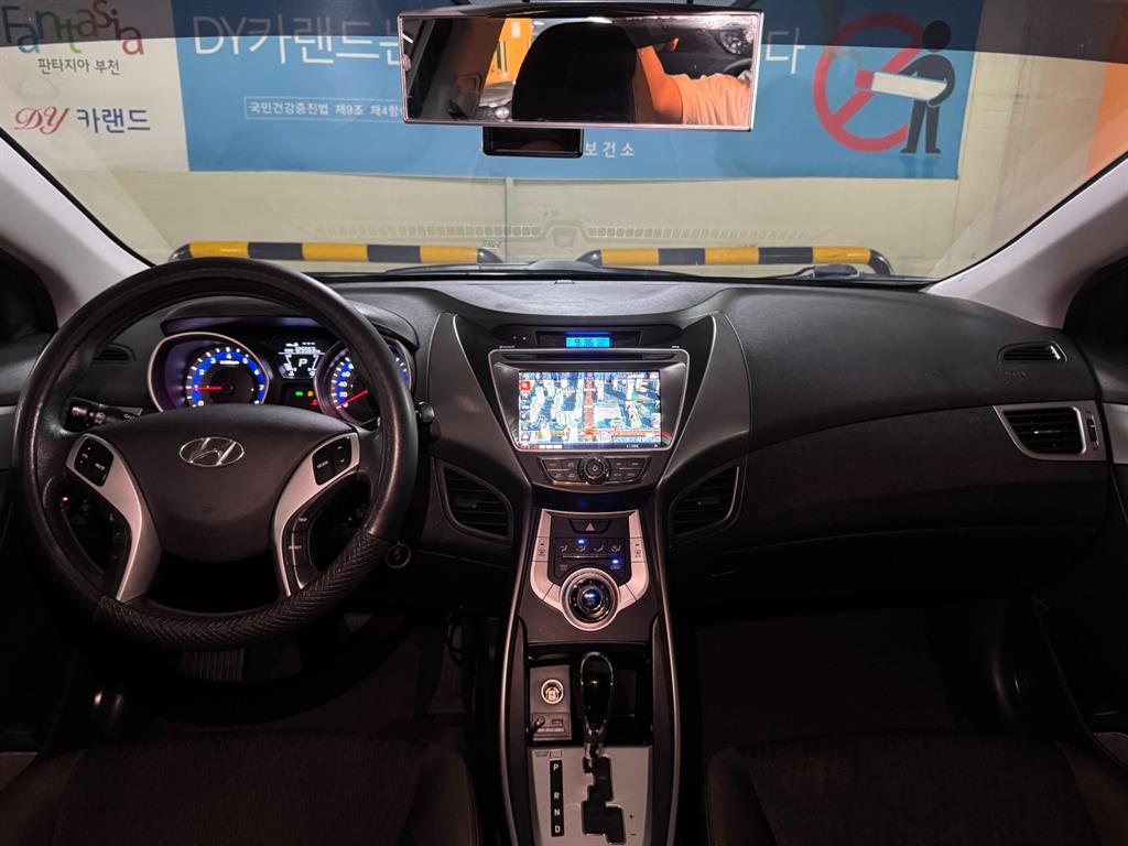 HYUNDAI Avante - Vista 10