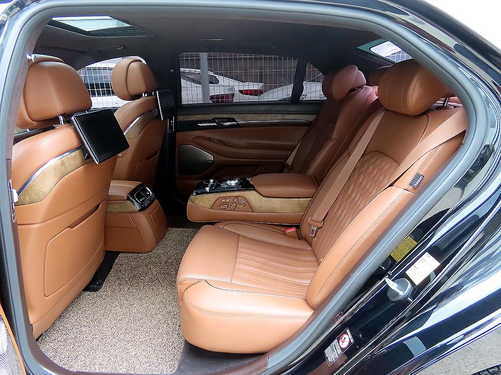 Genesis G90 - Vista 8