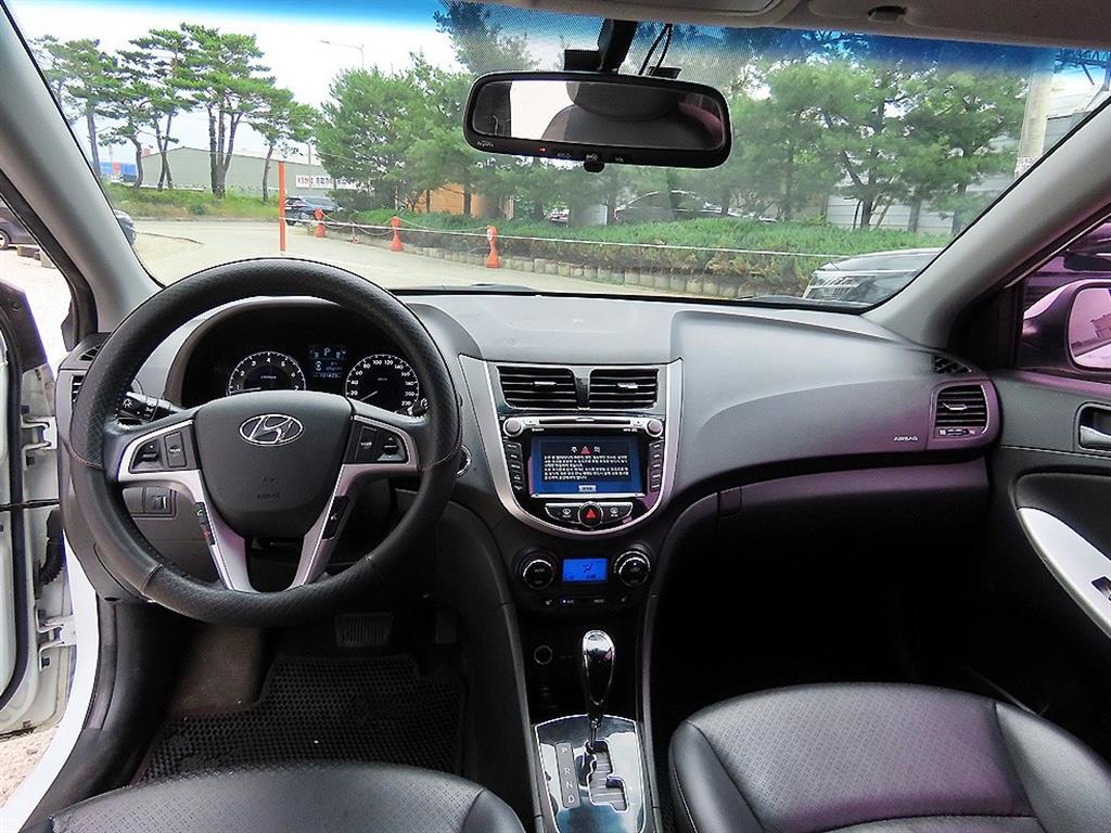 HYUNDAI Accent - Vista 9