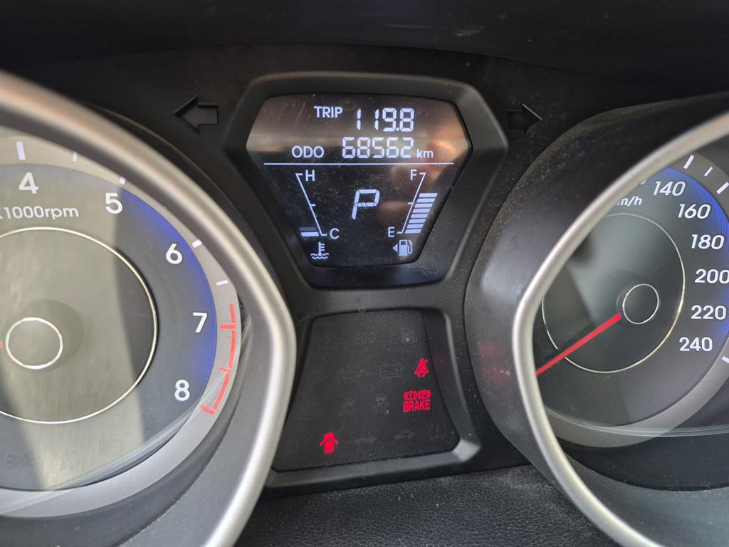 HYUNDAI Avante - Vista 5