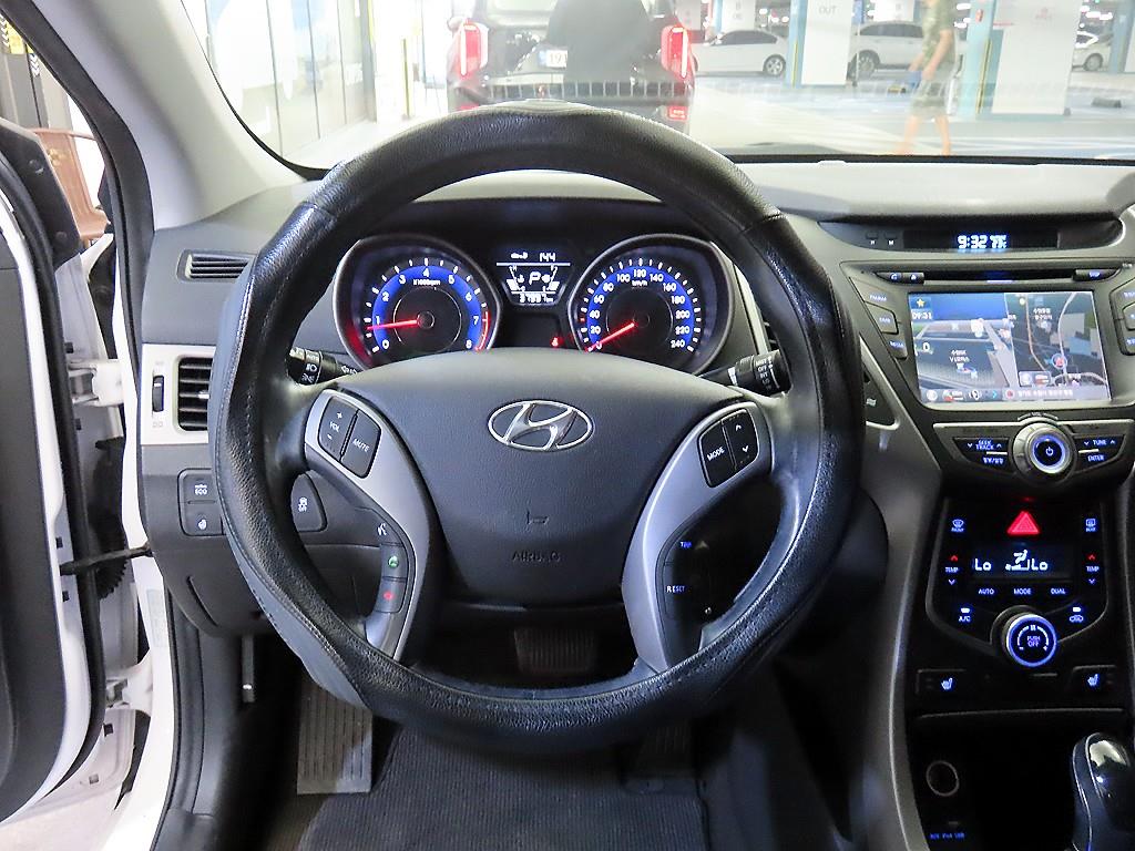 HYUNDAI Avante - Vista 10