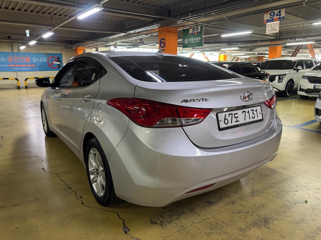 HYUNDAI Avante - Vista 7