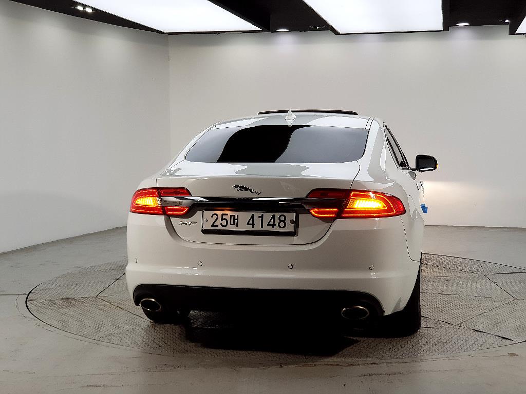 Jaguar XF - Vista 3