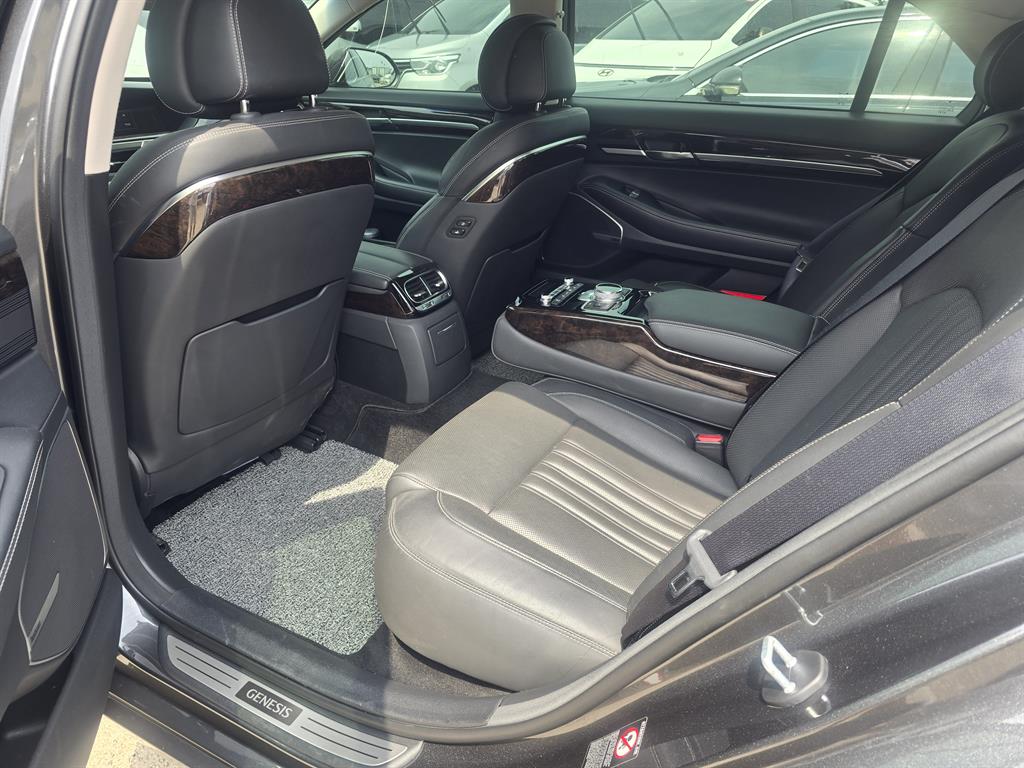 Genesis G90 - Vista 9