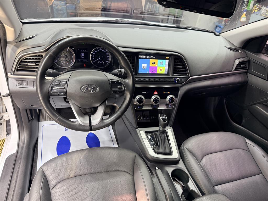 HYUNDAI Avante - Vista 8