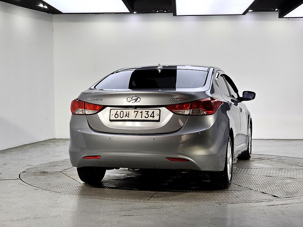 HYUNDAI Avante - Vista 3
