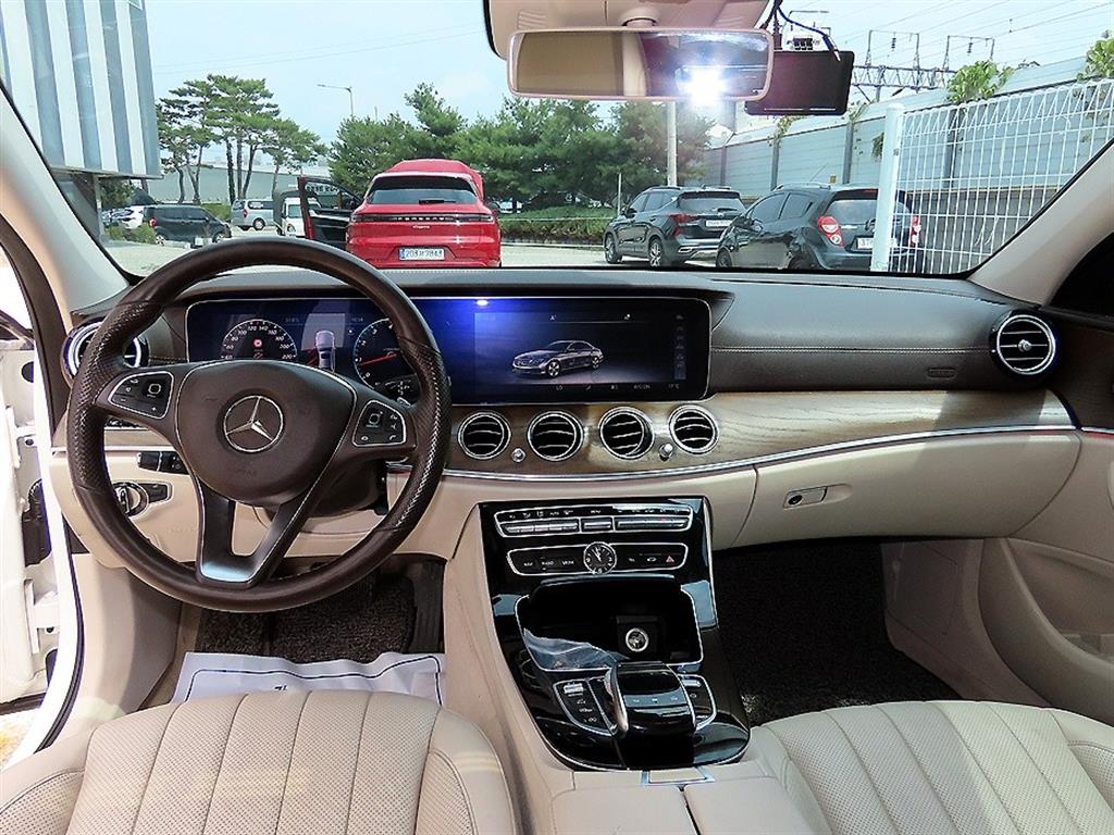 Mercedes Benz E class - Vista 9