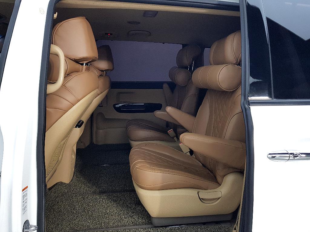 KIA Carnival - Vista 11