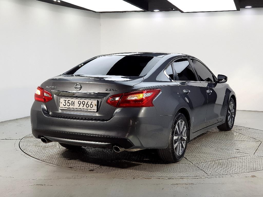 Nissan Altima - Vista 6