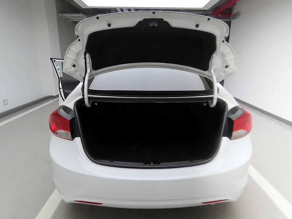 HYUNDAI Avante - Vista 7