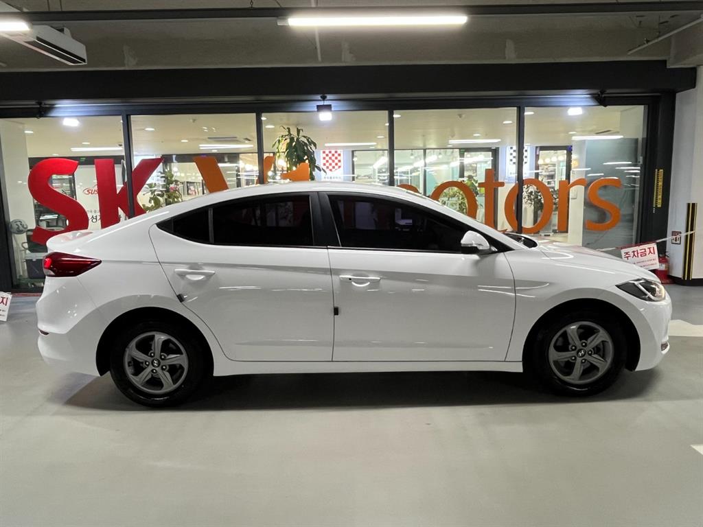 HYUNDAI Avante - Vista 3