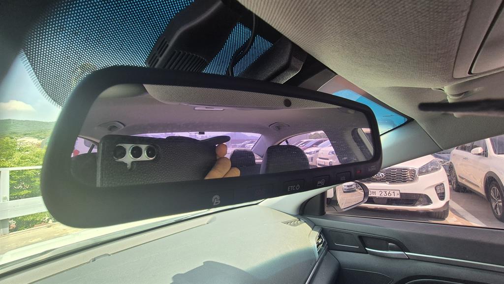 HYUNDAI Avante - Vista 10