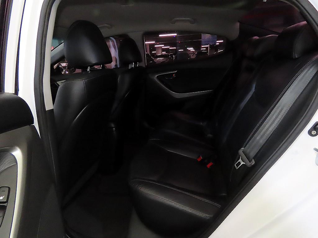 HYUNDAI Avante - Vista 9