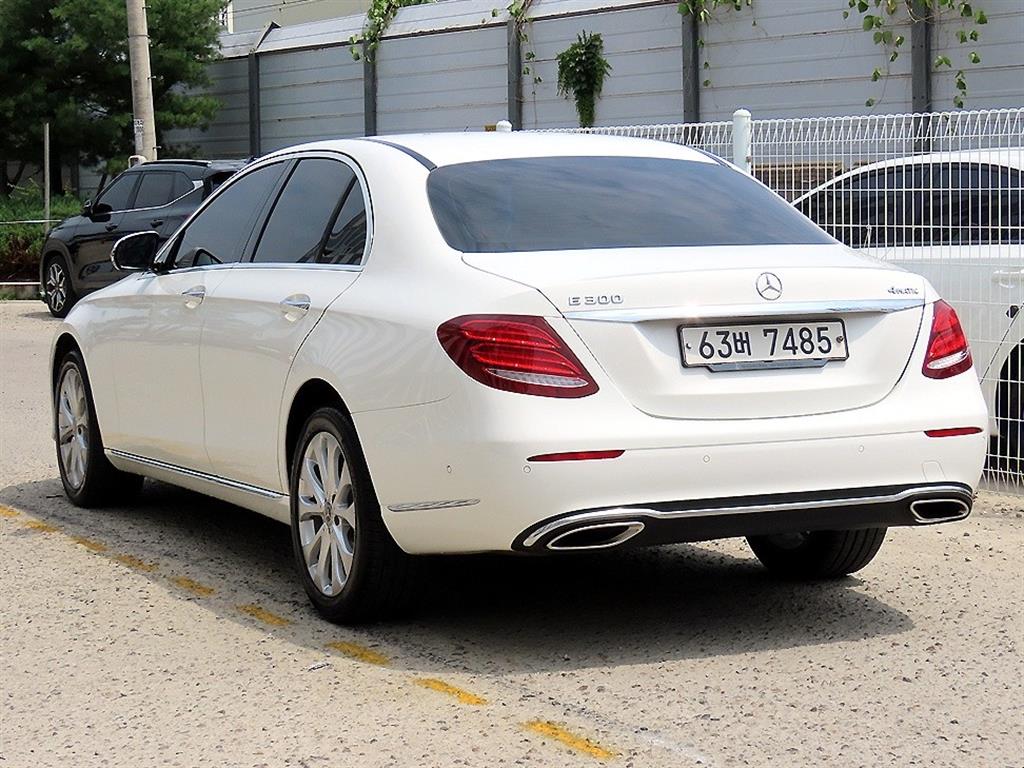 Mercedes Benz E class - Vista 3