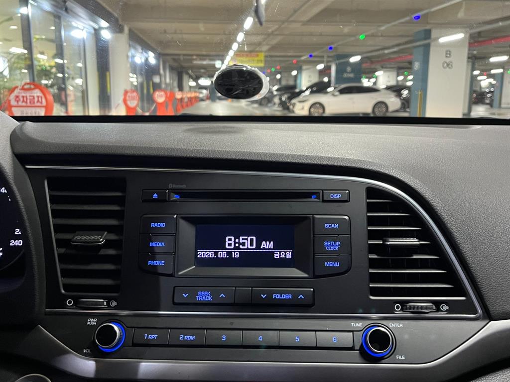 HYUNDAI Avante - Vista 10