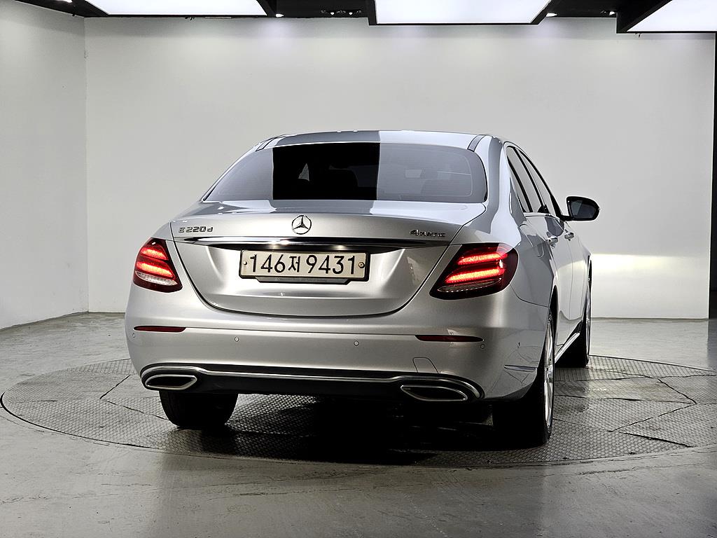Mercedes Benz E class - Vista 3