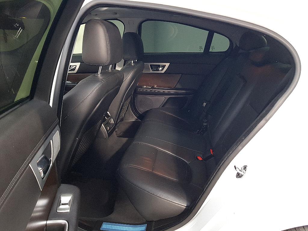 Jaguar XF - Vista 10
