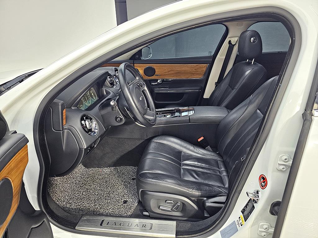 Jaguar XJ - Vista 10